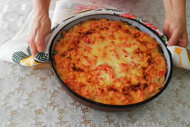 ISKORISTITE BAJATI HLEB NA NAJBOLJI NAČIN: Napravite PITU oko koje će se svi u kući otimati za JOŠ!