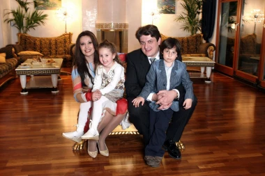 DECA DRAGANE MIRKOVIĆ OKRENULA TONIJU LEĐA?! Ne odvajaju se od majke tokom razvoda, pevačica otkrila da se nje NE STIDE!