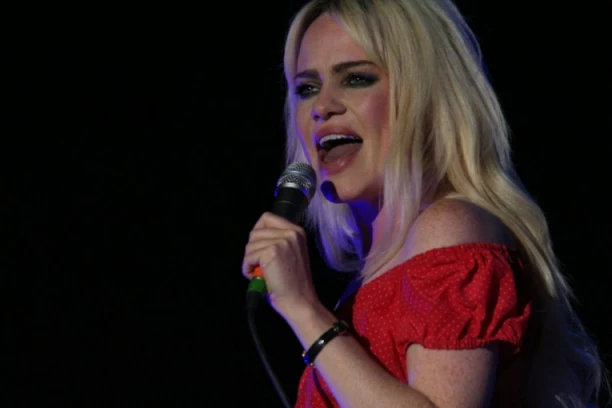 SLAVNU PEVAČICU DROGIRALI, PA SILOVALI: Monstrum je držao ZATOČENU u drugoj DRŽAVI, niko nije mogao da je nađe!