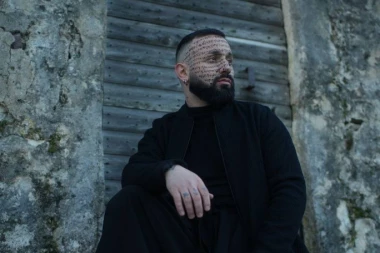 OBUKAO MANTIJU I NAŠAO MIR U VERI  Srpski pevač poslao jaku poruku iz crkve u Crnoj Gori!