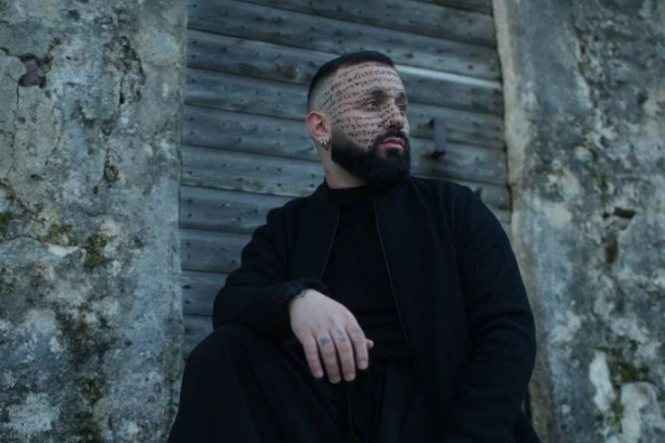 OBUKAO MANTIJU I NAŠAO MIR U VERI  Srpski pevač poslao jaku poruku iz crkve u Crnoj Gori!