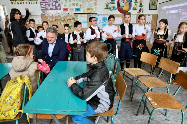 Ministar Jovanović sa decom