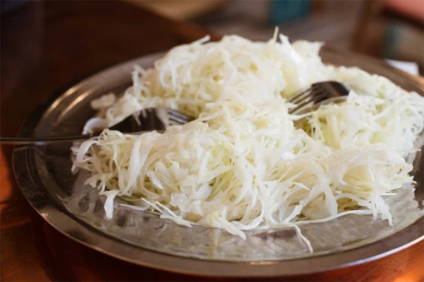 DA LI SE U KUPUS SALATU PRVO STAVLJA ULJE ILI SIRĆE: Neša Travka rešava DILEMU i daje RECEPT za najbolju pripremu