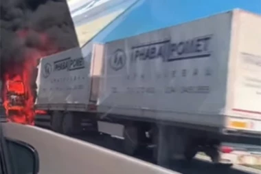 CRNI DIM KULJA SA MESTA NESREĆE: Požar uništio kabinu kamiona kod Merošine  (VIDEO)