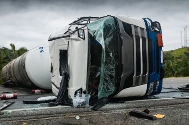 STRAHOVIT SUDAR KAMIONA NA PUPINOVOM MOSTU! Srča rasuta svuda po putu! (VIDEO)