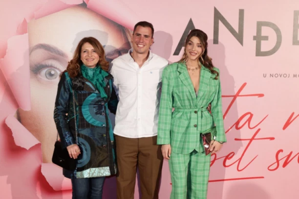 PRVI PUT NAKON SUĐENJA SA LEČIĆEM SE POJAVILA U JAVNOSTI: Anđela Jovanović sa DUBOKIM DEKOLTETOM mami uzdahe!