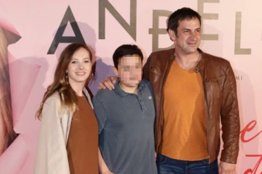 Goran Bogdan i Jovana Stojiljković nasmejani, a u sredini dečak! SVI SE PITAJU KO JE ON!