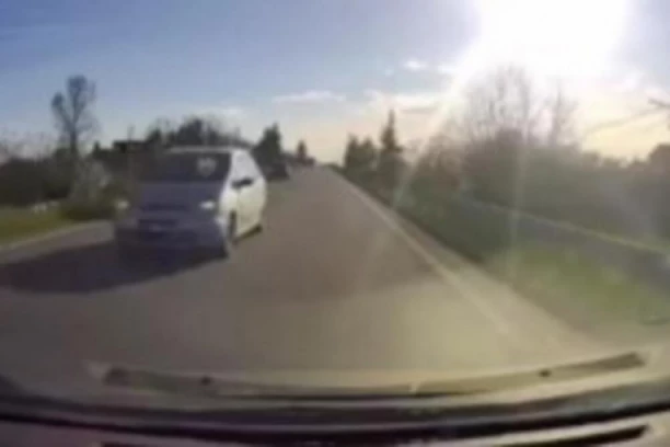 NE MOŽE JEZIVIJE! Pogledajte kako je IZBEGNUTA TRAGEDIJA u Meljaku: Čovek imao više sreće nego pameti! (VIDEO)