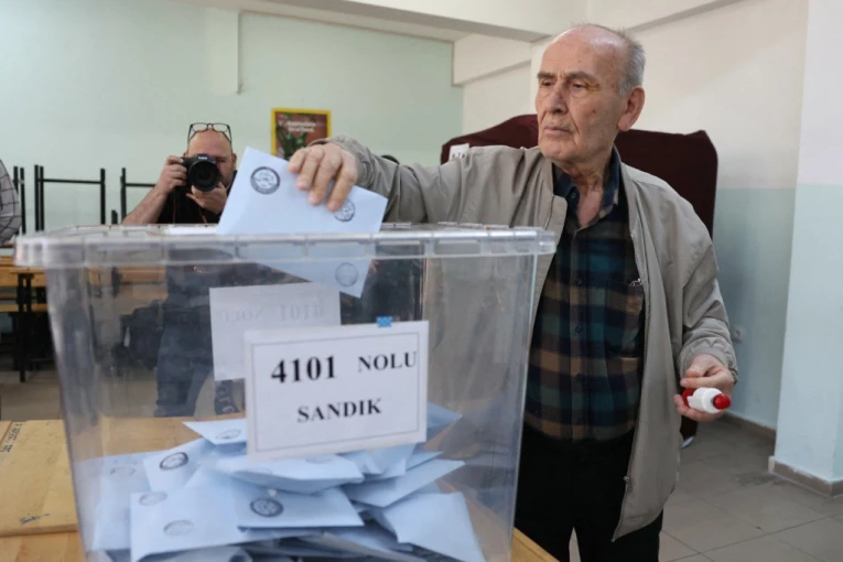 POKOSIO GA SRČANI UDAR! Kandidat na izborima u Turskoj umro posle poraza! DOBIO ISTI BROJ GLASOVA KAO RIVAL, DOŠLO DO ŽREBA, A KAD JE VIDEO IME POBEDNIKA SAMO SE STROPOŠTAO!