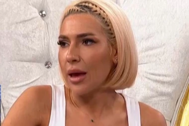 JOVANA JEREMIĆ HITNO ZAVRŠILA KOD LEKARA! Voditeljka Pinka napipala GRUDVICE na grudima, evo u kakvom je STANJU!