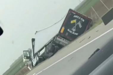 UŽASNA SCENA KOD VRBASA: Kamion sleteo sa puta pa završio zgužvan u jarku! (VIDEO)