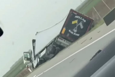 UŽASNA SCENA KOD VRBASA: Kamion sleteo sa puta pa završio zgužvan u jarku! (VIDEO)