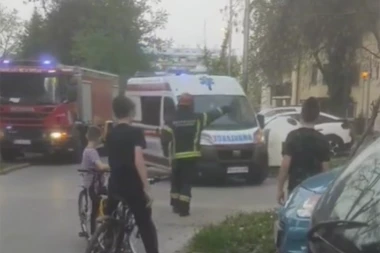 MUŠKARAC (50) IZVUČEN IZ STANA, PA HITNO PREVEZEN U UC KCV: Detalji akcije vatrogasaca, oglasio se LEKAR!