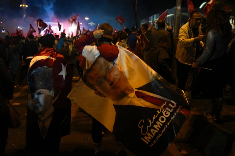 ČUVENA SRPSKA PESMA ORI SE ULICAMA ISTANBULA: Turci slavili poraz Erdogana uz poznati hit naše pevačice (VIDEO)
