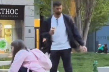 ĐOKOVIĆ KAO SAV NORMALAN SVET! Pika fudbal s klincima ispred zgrade i liže sladoled!