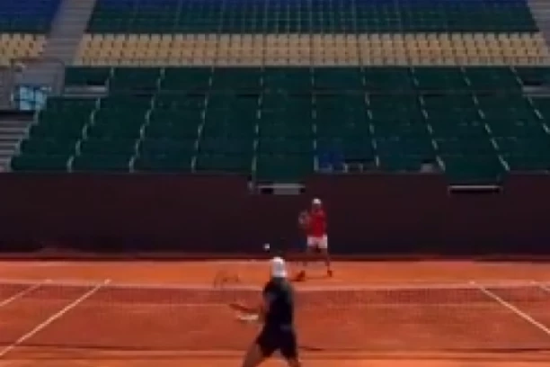 ĐOKOVIĆ STIGAO U MONTE KARLO: Iznenadiće vas njegov sparing partner (VIDEO)