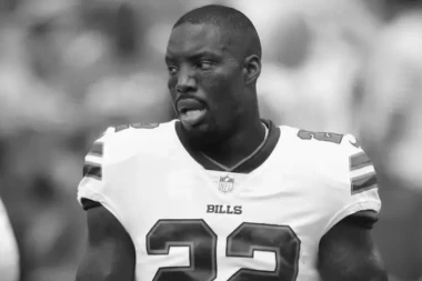 TRAGEDIJA "PREKO BARE"! Čuveni američki FUDBALER PREMINUO u 35. godini!