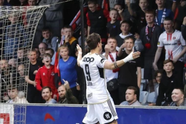 PRIMITIVAC PAR EKSELANS: Napadač dao GOL ZA PAMĆENJE, pa zapanjio javnost! Polni organ u jednu, telefon u drugu ruku!