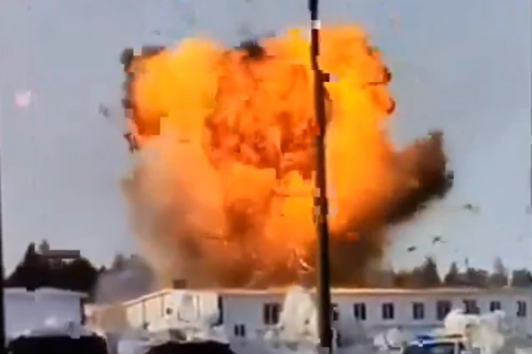 GORE STRATEŠKE FABRIKE: Ukrajinski dronovi uleteli više od 1.000 km u Rusiju i razorili dva važna postrojenja (VIDEO)