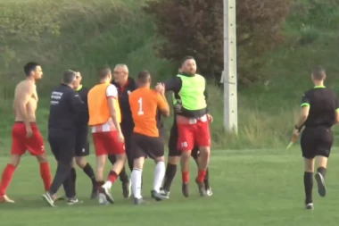 POTPUNI HAOS: Igrači i navijači preuzeli pravdu u svoje ruke - sudije jedva izvukle živu glavu! (VIDEO)