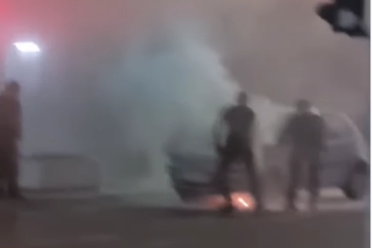 GORI AUTOMOBIL NASRED ULICE U JAGODINI! Pokušavaju da ga ugase, ali vatra samo bukti! (VIDEO)