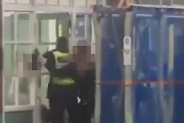 ŠAMARALE GA I ŠUTIRALE PO TELU: Četiri devojčice pretukle redara na stanici, pa doživele BRUTALNU KAZNU (VIDEO)