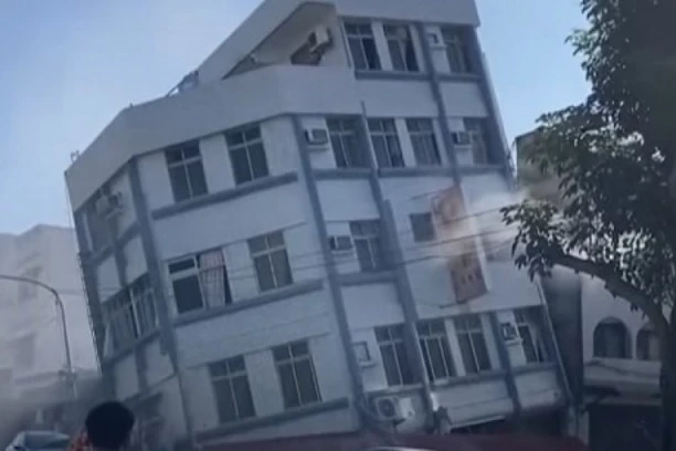 CIKA I VRISKA U VOZU, NEBODER SE UMALO SRUŠIO: Dramatične slike s lica mesta tokom RAZORNOG ZEMLJOTRESA u Tajvanu (VIDEO)