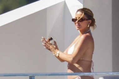 ZAVELA MOMKA KOM JE NEKADA MENJALA PELENE, A SADA SE ZAPUSTILA I IZGLEDA NIKADA GORE: Ponosno paradira u gaćicama (FOTO)