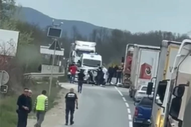 SNIMAK NESREĆE KOD KRALJEVA: Automobil potpuno smrskan, jedna osoba POVREĐENA (VIDEO)