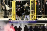 HAOS U KOMŠILUKU! Navijači Hajduka UPALI NA TEREN! Igrači morali da BEŽE U TUNEL!