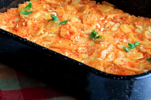 JELO OD PIRINČA U NEOBIČNOJ VERZIJI ZA SVE KOJI ŽELE NEŠTO JEFTINO: Ako dodate KOBASICE tek će biti ukusno!