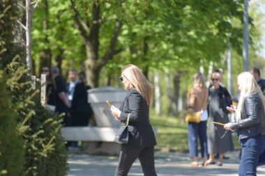 ANA STIGLA NA SAHRANU KAČAVENDINE MAJKE: Milena joj pala u ZAGRLJAJ!