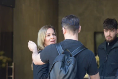 KAČAVENDI SE SLOŠILO NA SAHRANI MAJKE: Počela da JAUČE od BOLOVA, završila na LEKOVIMA HITNO!