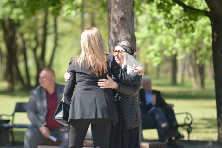 Milena Kačavenda na sahrani majke 