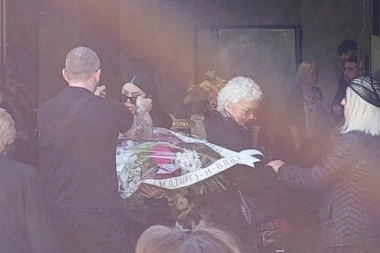 NA SAHRANI KAČAVENDINE MAJKE SE POJAVIO ŽANIN MUŽ I BIVŠA TAKMIČARKA: Scene koje kidaju dušu na groblju!