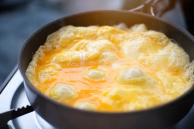 ZBOG OVOGA NIKAKO NE TREBA DODAVATI MLEKO U OMLET: Pravite kobnu grešku, a ovaj recept je fantazija!