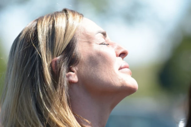 KAČAVENDA ZGROZILA NAROD: Ljudi gledaju i ne veruju šta radi, a od SMRTI njene majke nije prošlo ni 40 DANA! (FOTO)