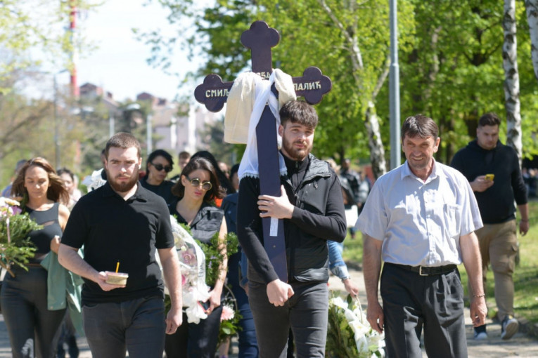 Sin Milene Kačavende nosi krst