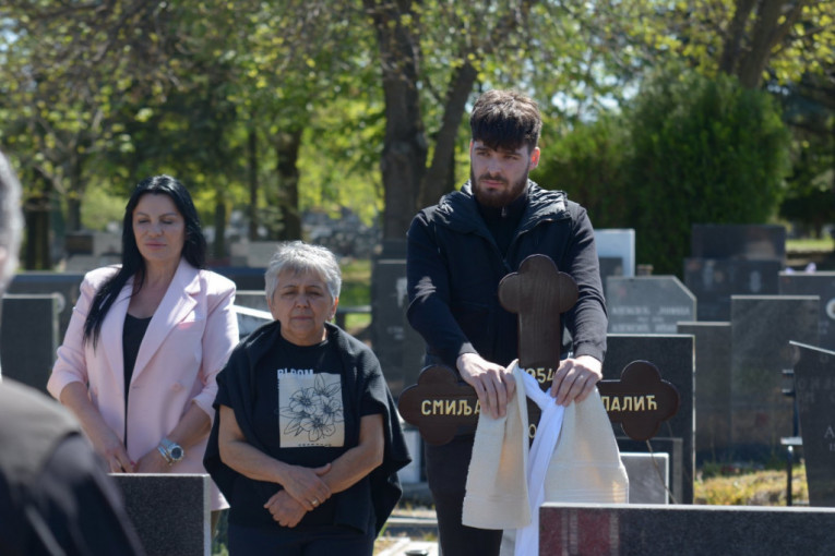 Sin Milene Kačavende drži krst