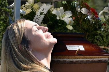 KAČAVENDA SAHRANILA MAJKU! Srušila se na SANDUK, sinovi je uhvatili da ne KRENE za njom (VIDEO)