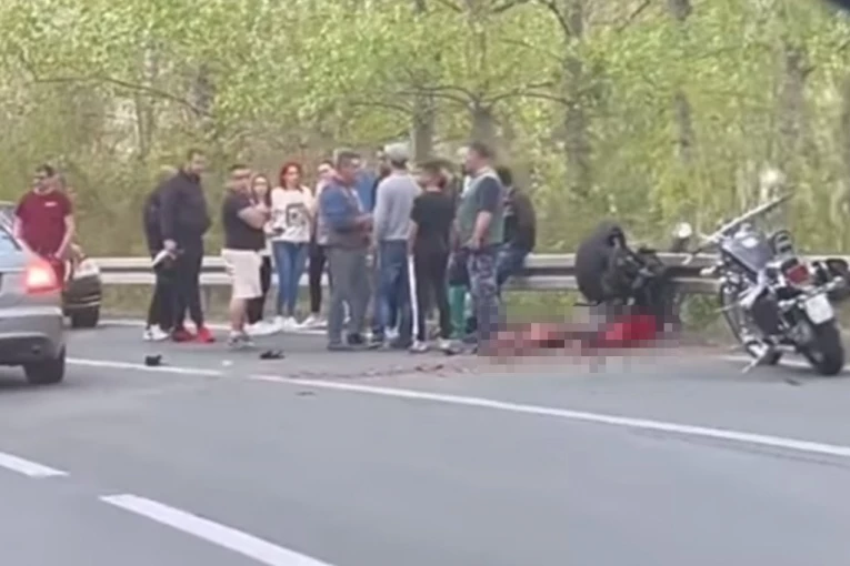 KRV NA SVE STRANE, DELOVI MOTORA RASUTI PO PUTU! Jeziva nesreća kod Šapca!