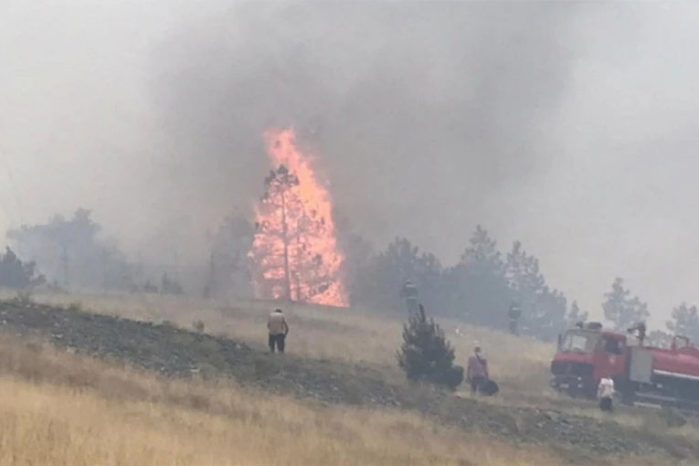 VELIKI POŽAR KOD ZLATIBORA! Plamen preti da zahvati i šumu! (FOTO)