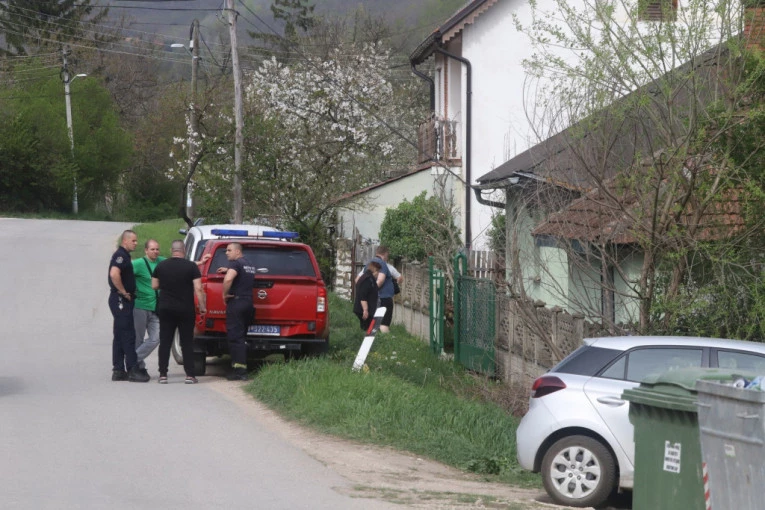NEMILE SCENE! Evo šta se upravo dešava ispred kuće ubice male Danke u Zlotu!
