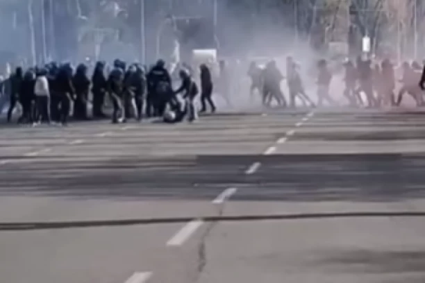 POTPUNI HAOS U RIMU PRE POČETKA GRADSKOG DERBIJA: STRAŠAN sukob navijača Rome i Lacija (VIDEO)
