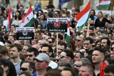 "NE PLAŠIMO SE..."! Hiljade Mađara protestovalo protiv vlade u Budimpešti tražeči ostavku Viktora Orbana! (FOTO)