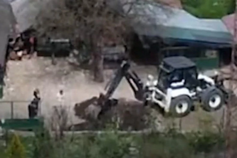 EKSKLUZIVNI SNIMAK REPUBLIKE IZ VAZDUHA! Pogledajte kako policija prekopava dvorište Dejana Dragijevića koji je ugušio malu Danku! ON SVE HLADNOKRVNO POSMATRA, KRIJE GDE JE TELO! (VIDEO)