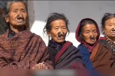 NEOBIČNE NOZDRVE SU SIMBOL LEPOTE U OVOM NARODU: Pogledajte kakvom bizarnom običaju su podvrgnute žene da bi mogle da se udaju! (VIDEO)