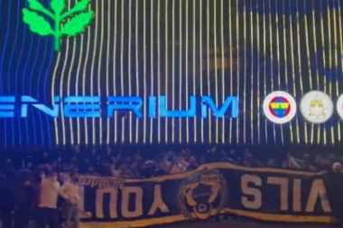 HOROR U TURSKOJ! Navijači Fenera BRUTALNO NAPALI oca i 14-godišnju DEVOJČICU samo zbog DRESOVA!