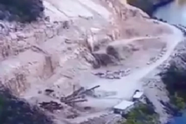 MINIRALI KAMENOLOM, PA OD ODRONA TRI AUTOMOBILA UPALA U JEZERO! Drama u komšiluku, jezivi snimci na mrežama (VIDEO)
