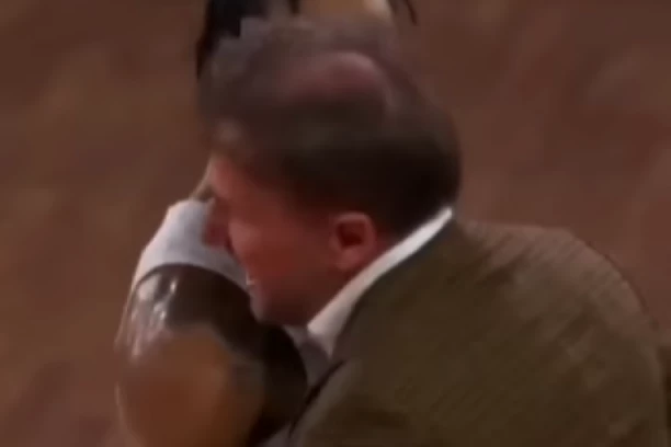 PRE TAČNO GODINU DANA DESIO SE ČUVENI ZAGRLJAJ OSTOJE I PANTERA: Momenat kada je Žocov Partizan ušao u istoriju i malo lepša vremena (VIDEO)